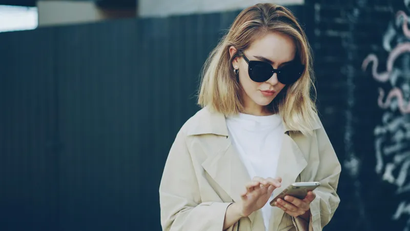 Vrouw die zoekt op haar telefoon
